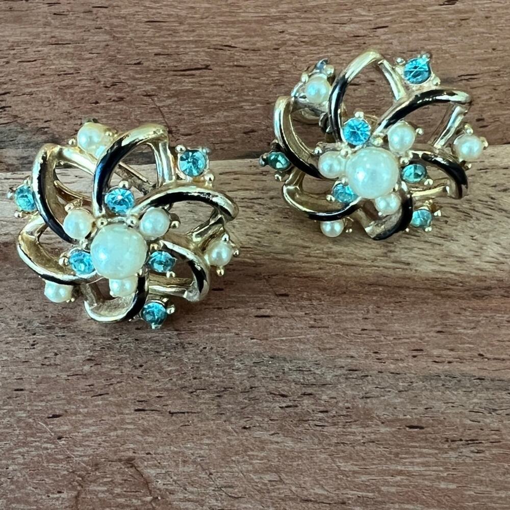 vintage mid-century gold-tone clip-on earrings faux pearl MCM 60's Floral